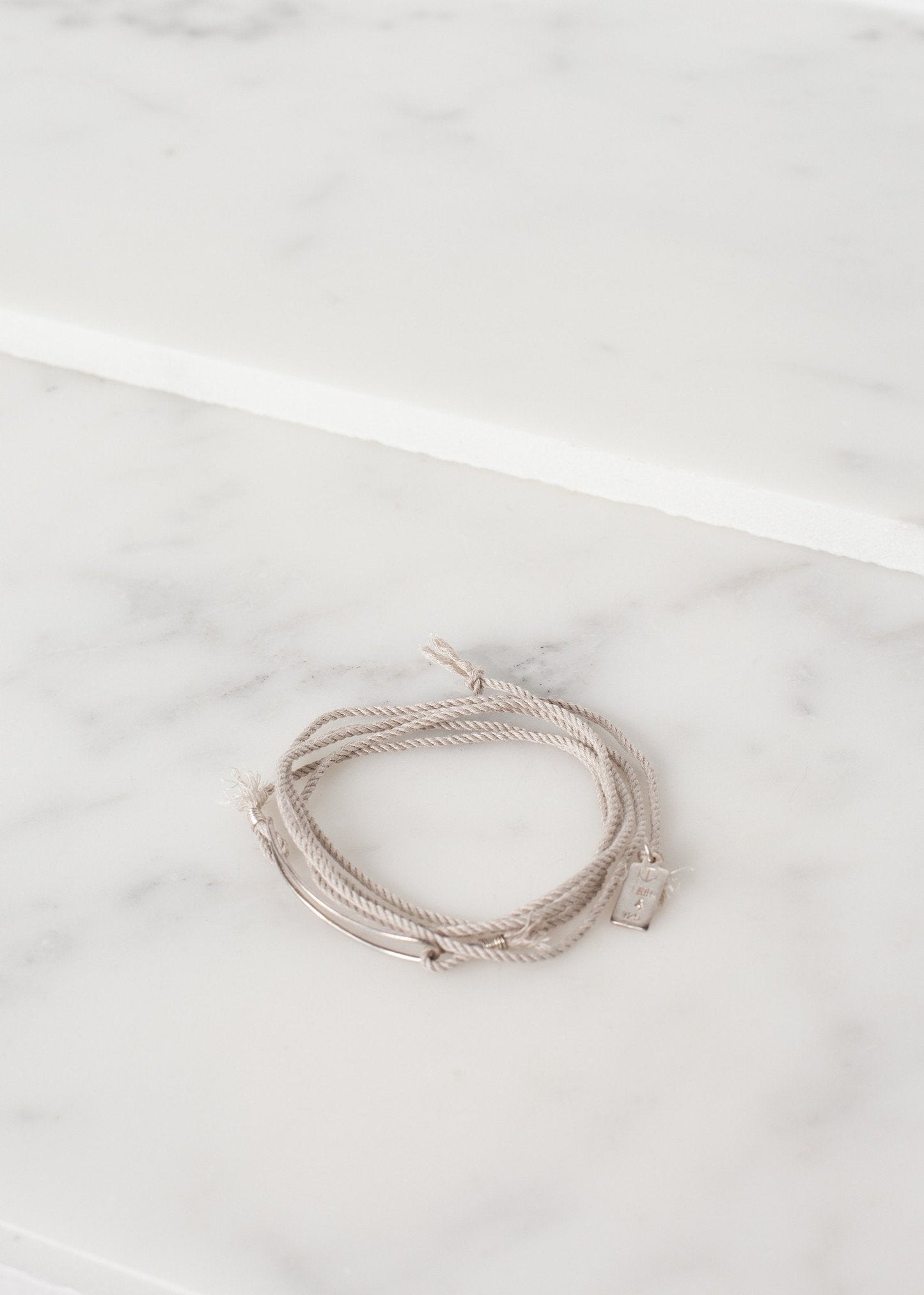 Armband 85 in grauer Seide/Silber