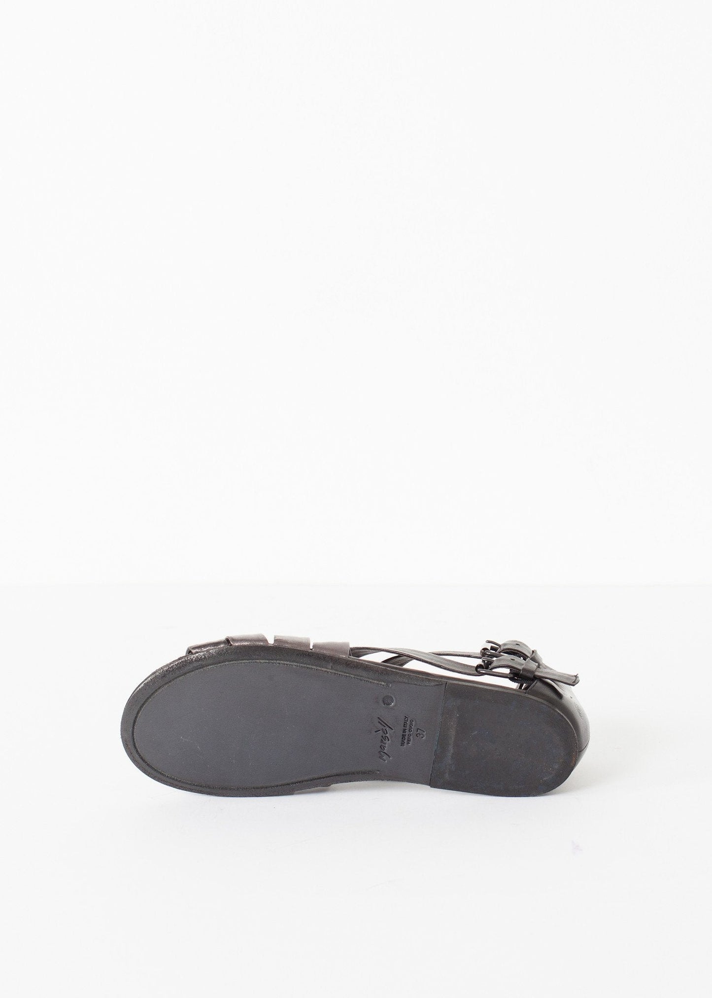 Omlott sandal i svart/stål