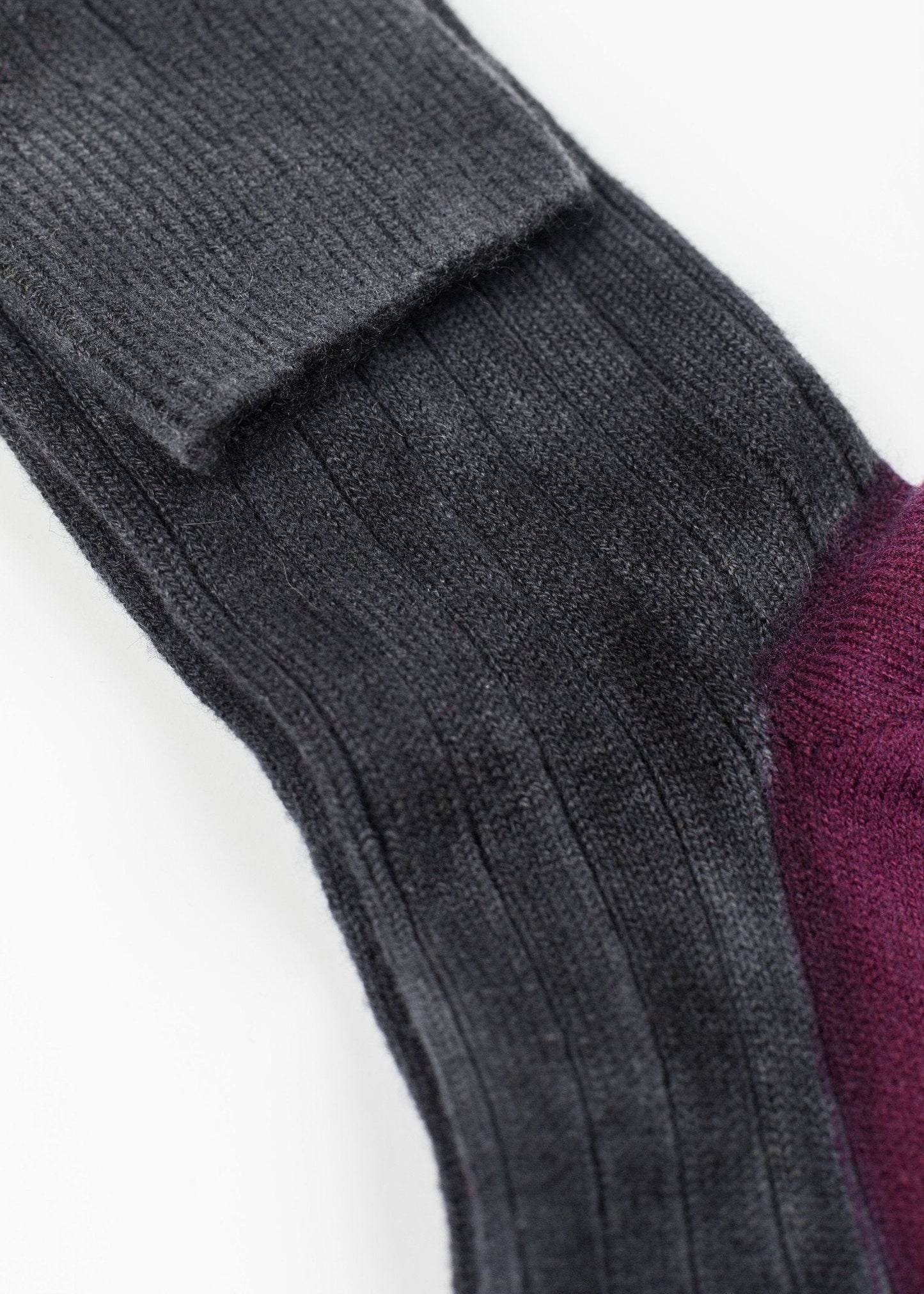 Cashmere stickad strumpa i grått