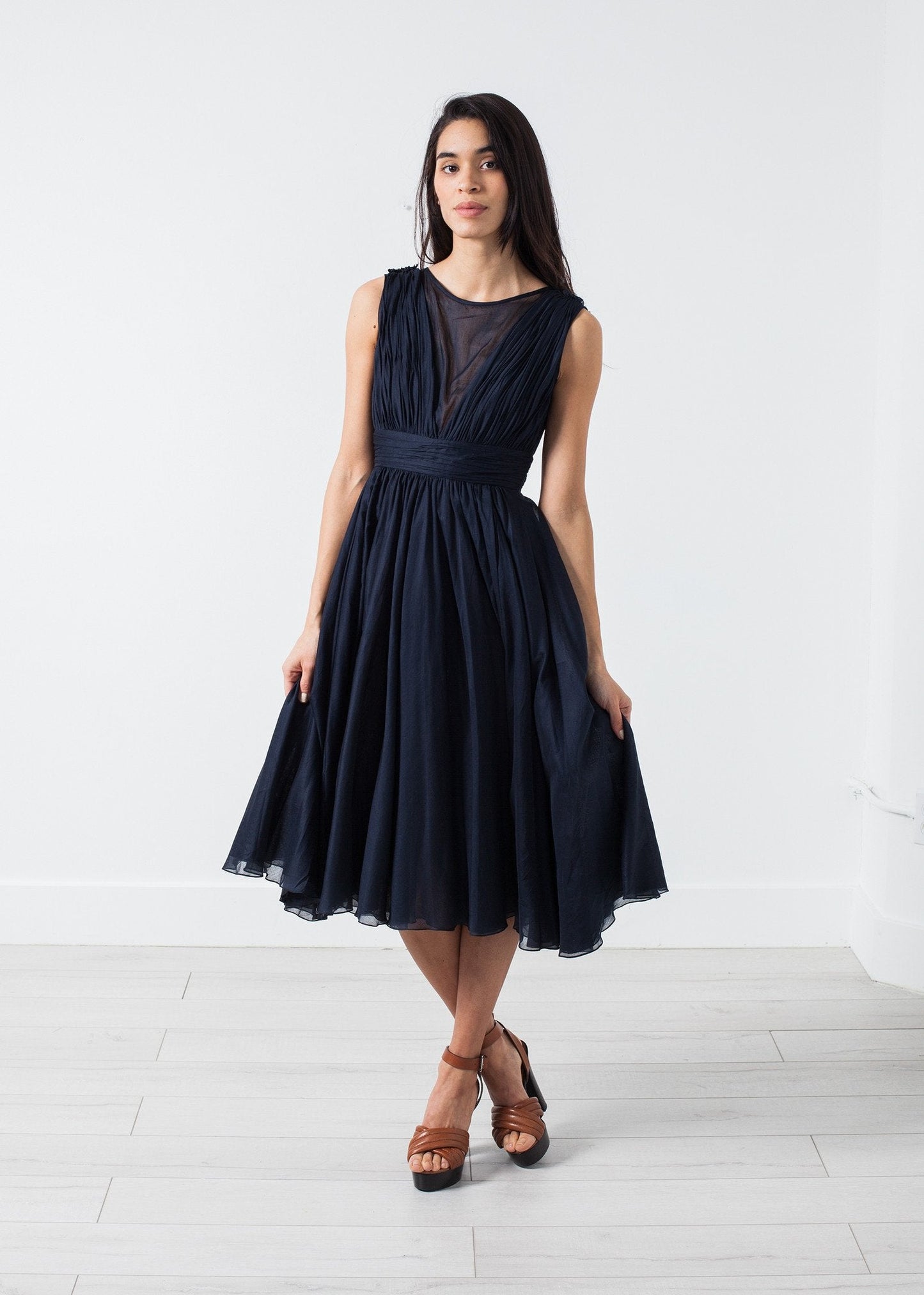 VESTIDO DE VUELO CON CUELLO EN PICO EN AZUL MARINO