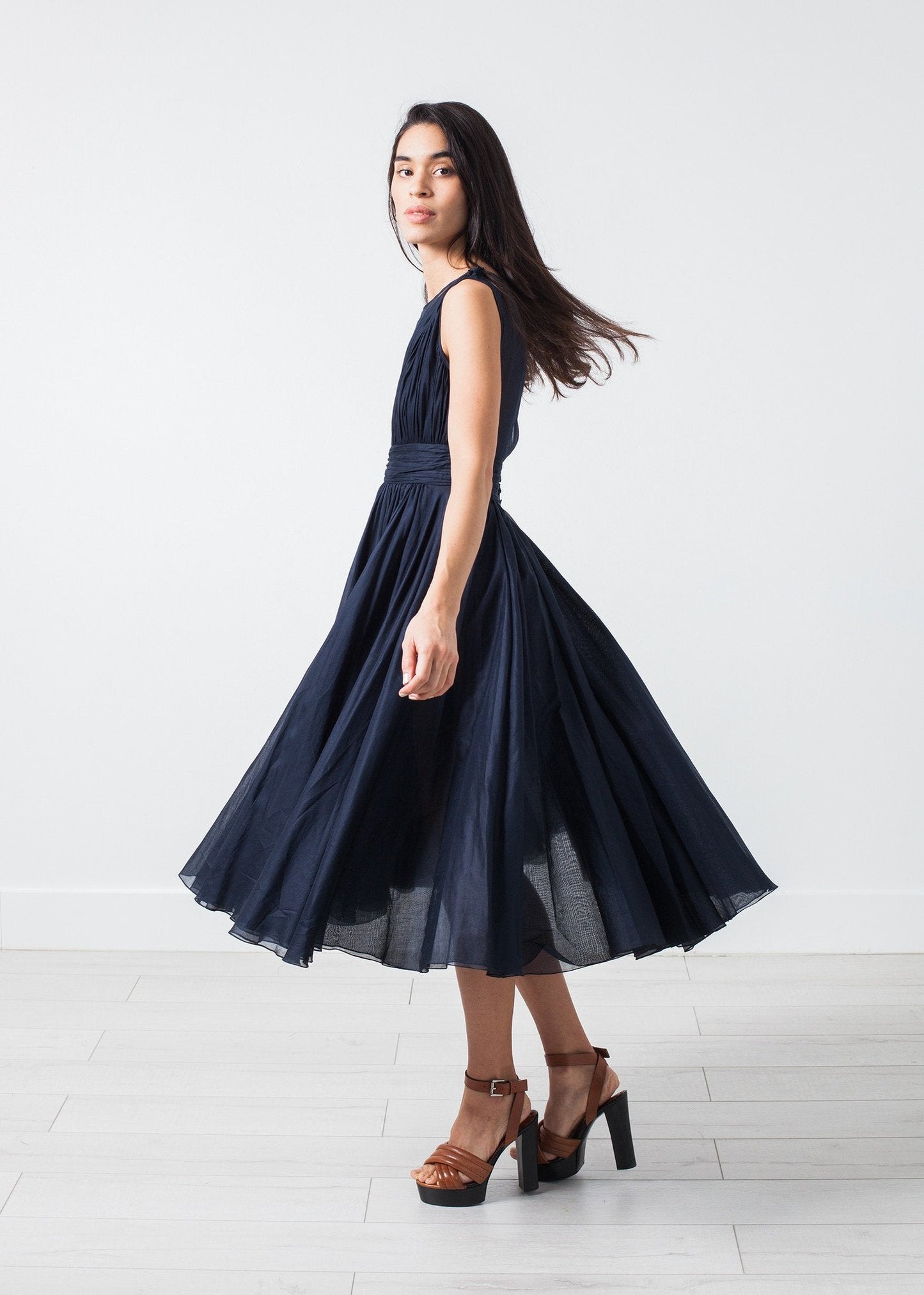 VESTIDO DE VUELO CON CUELLO EN PICO EN AZUL MARINO