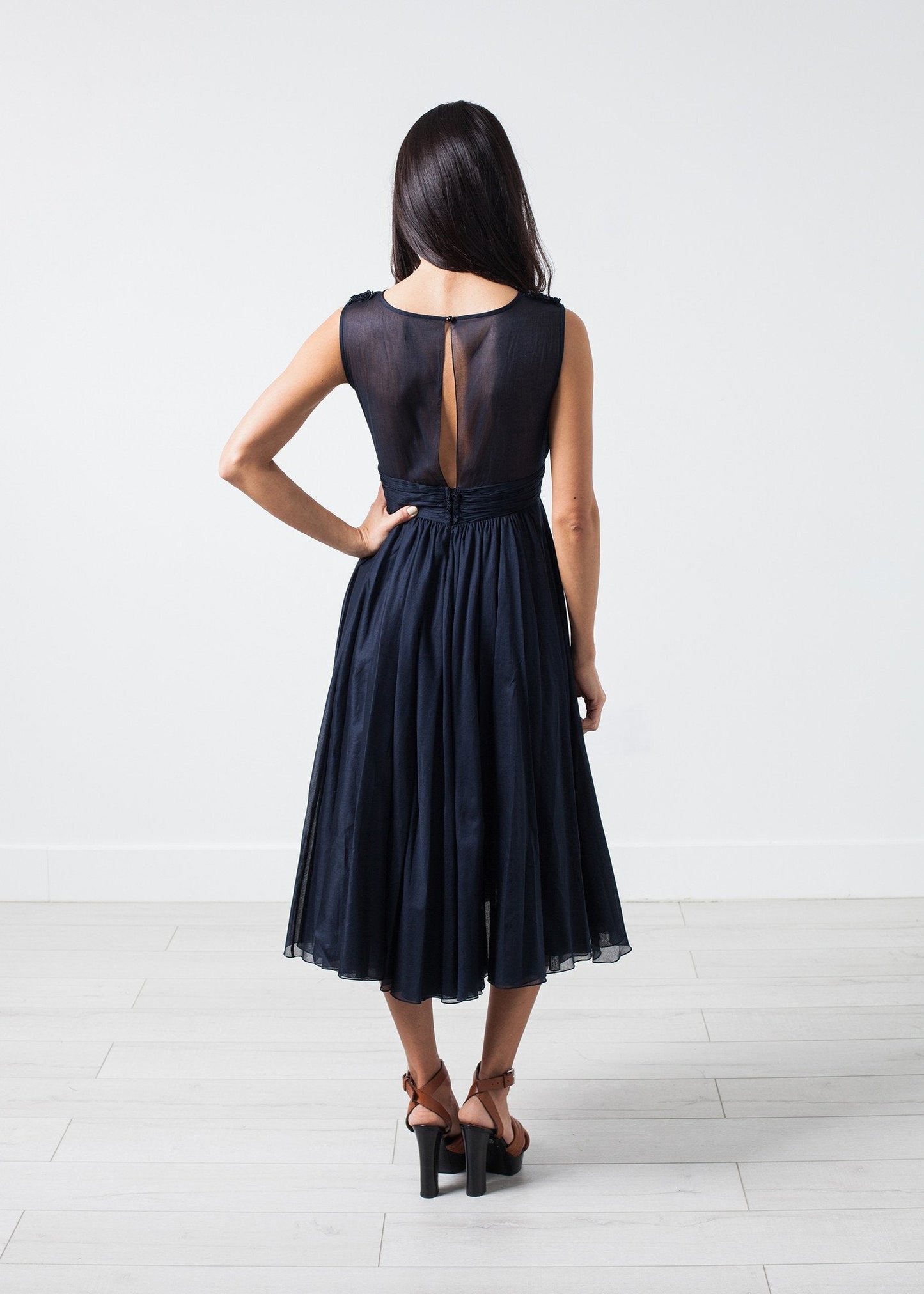 VESTIDO DE VUELO CON CUELLO EN PICO EN AZUL MARINO