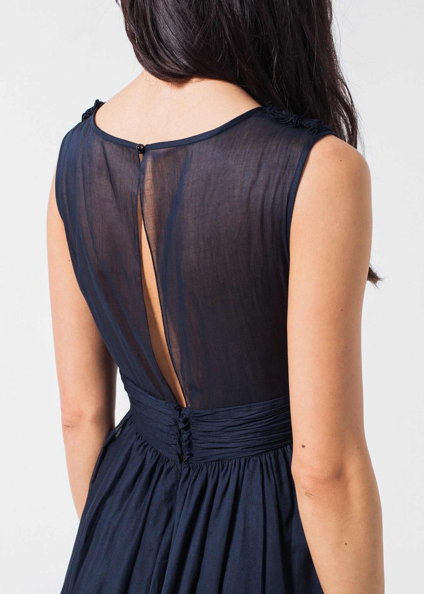 VESTIDO DE VUELO CON CUELLO EN PICO EN AZUL MARINO