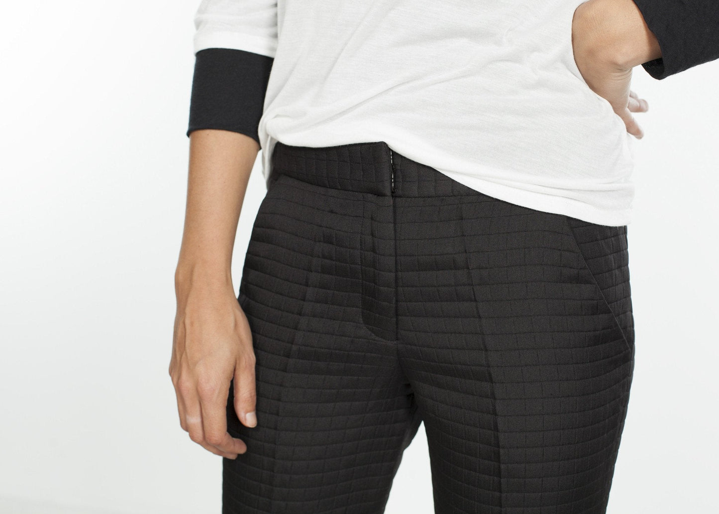 Knie-Shorts mit quadratischen Nähten in Schwarz