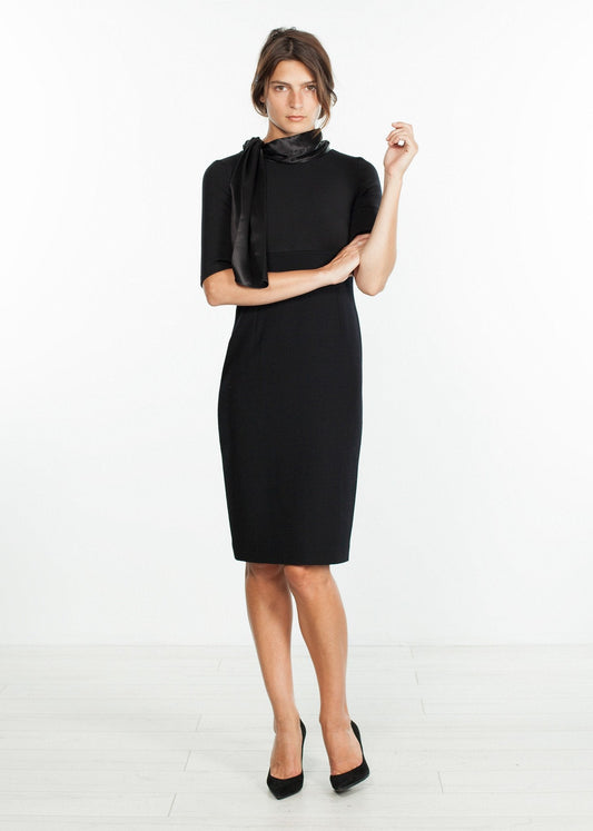 Wollkleid mit Krawattenhals in Schwarz
