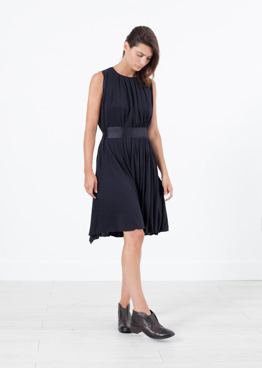 Ärmelloses Faltenkleid in Navy 