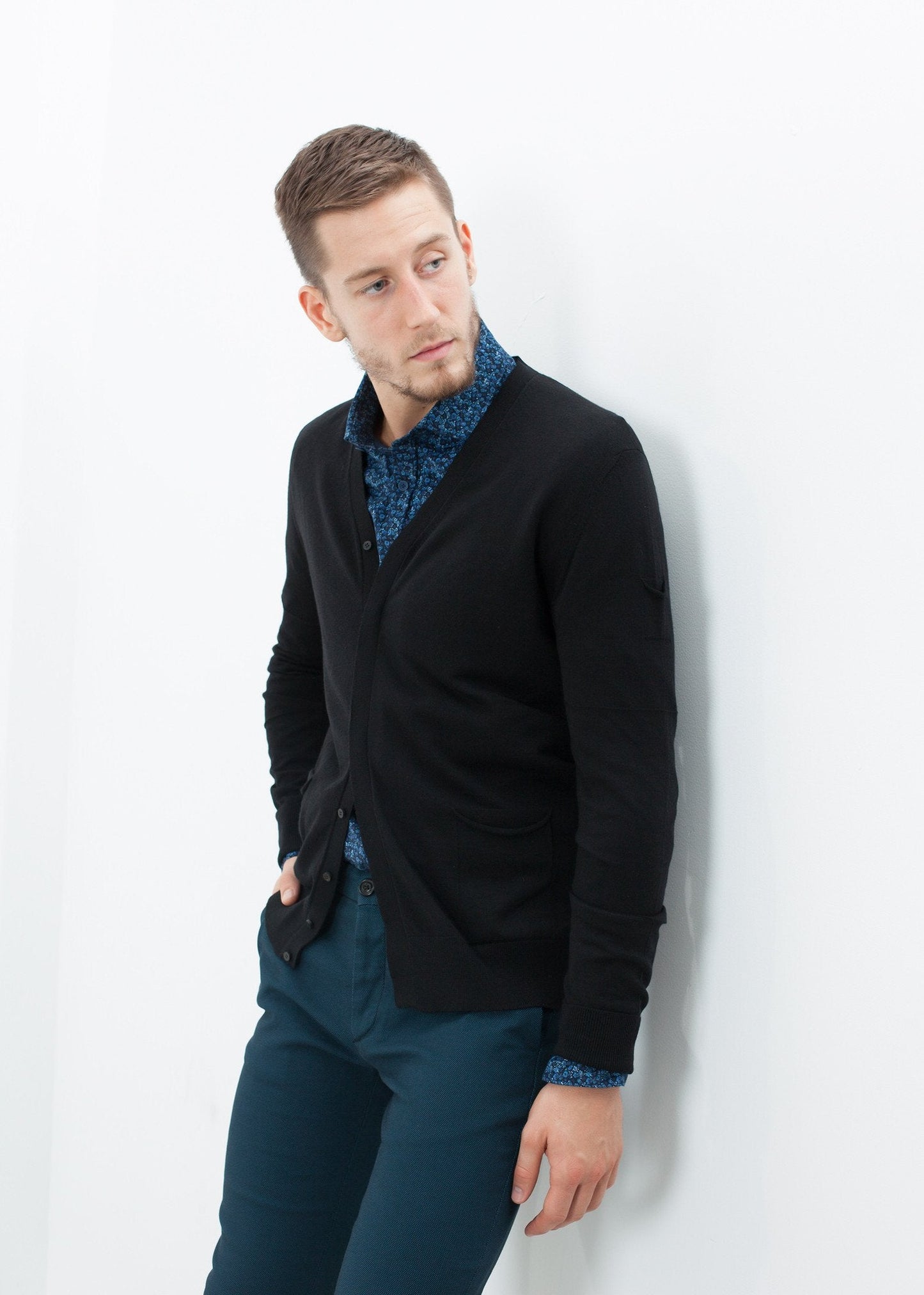 Hidden Placket Cardigan i Svart 