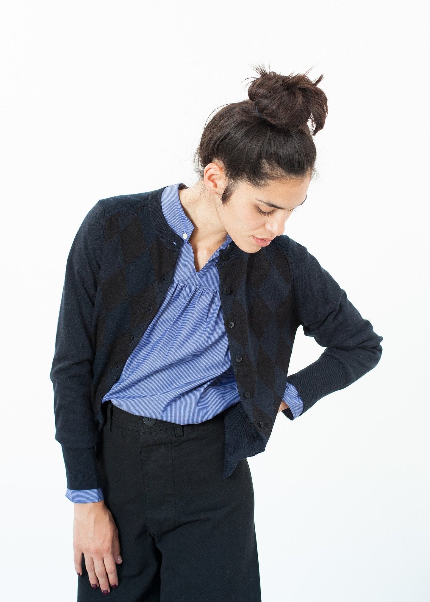 Cardigan à motif matelassé en noir/bleu marine