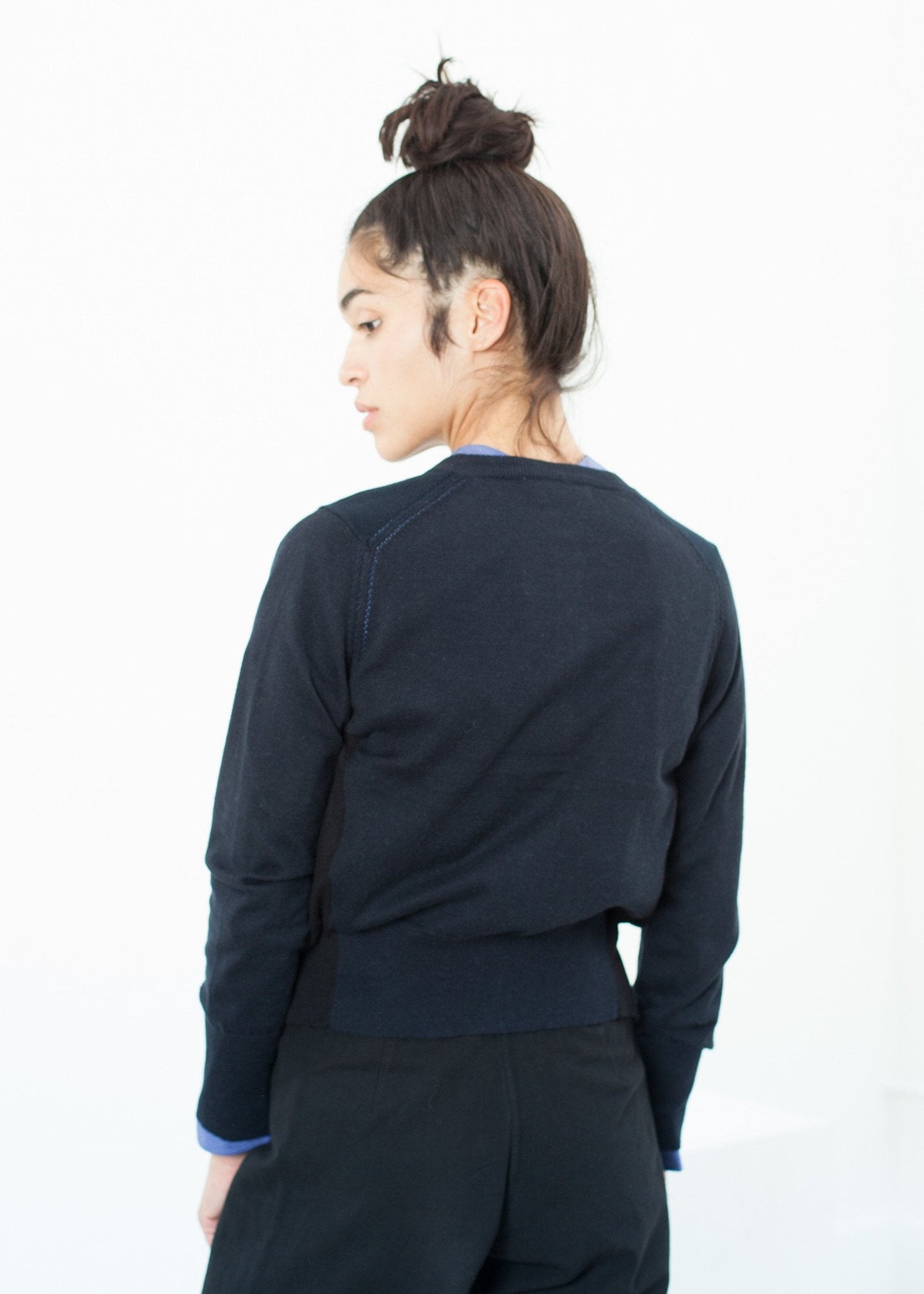 Cardigan à motif matelassé en noir/bleu marine