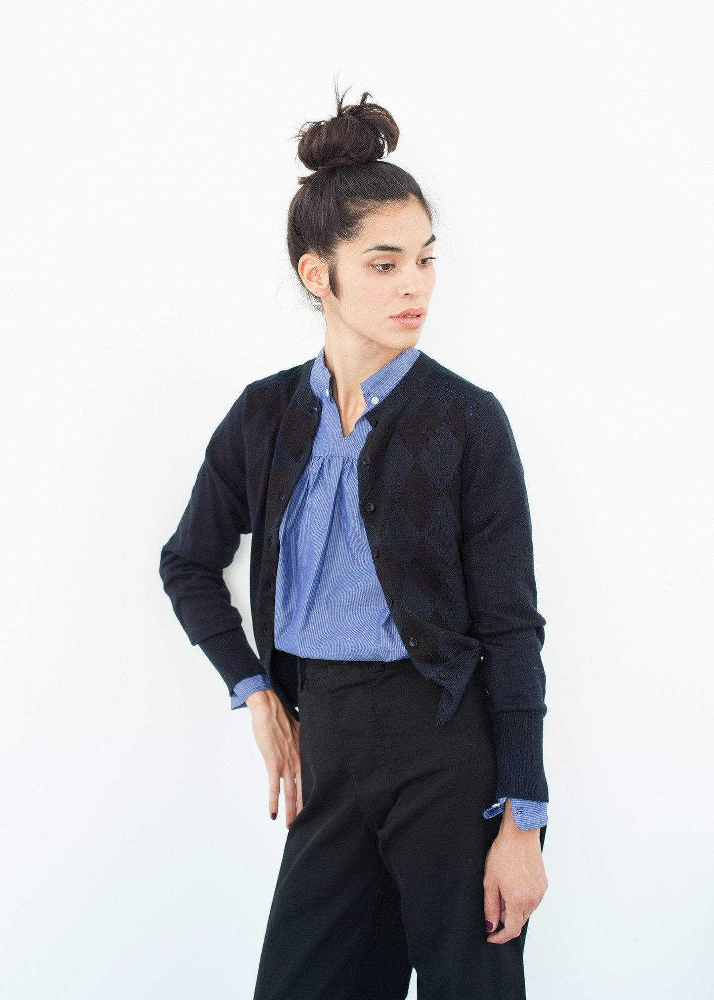 Cardigan à motif matelassé en noir/bleu marine