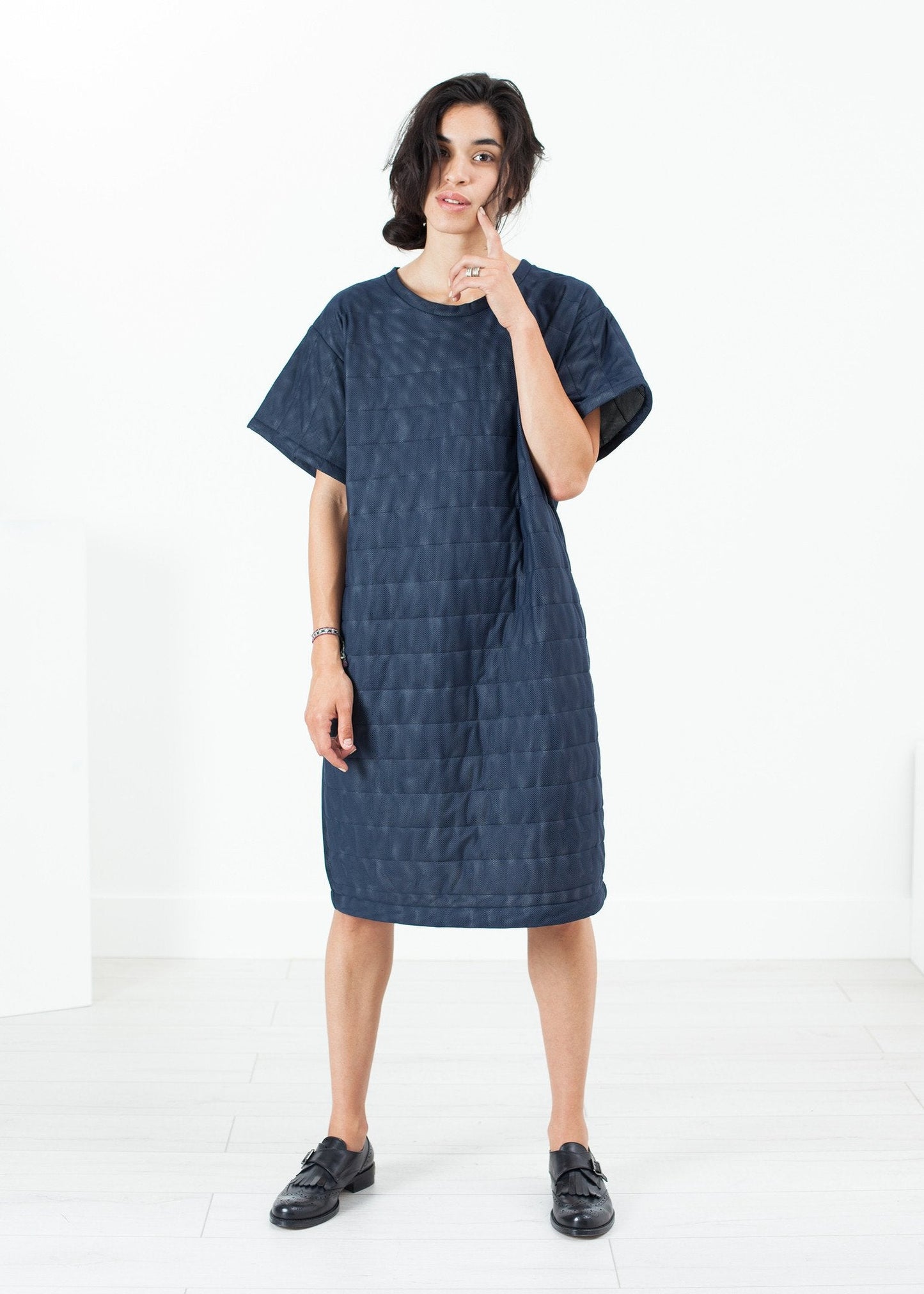 Abito t-shirt in rete trapuntata in blu navy