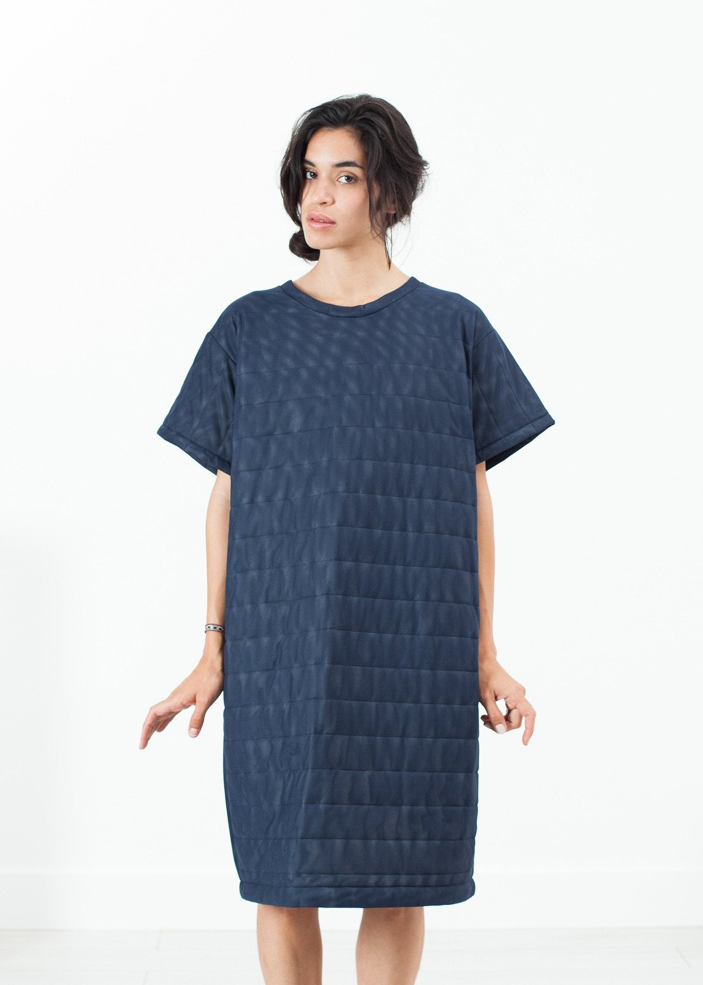 Abito t-shirt in rete trapuntata in blu navy