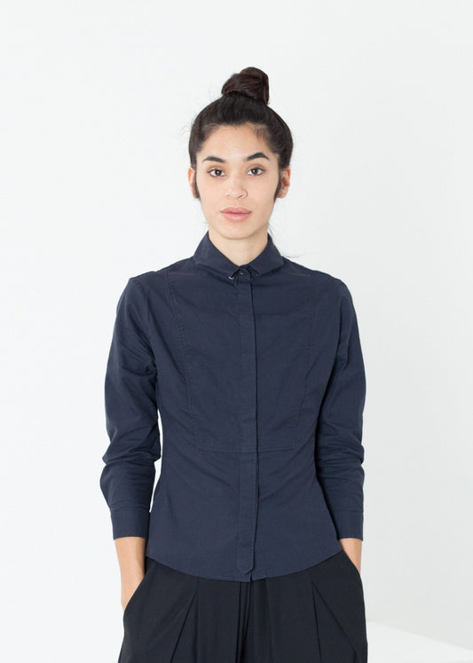 Camisa de esmoquin arrugada en azul marino