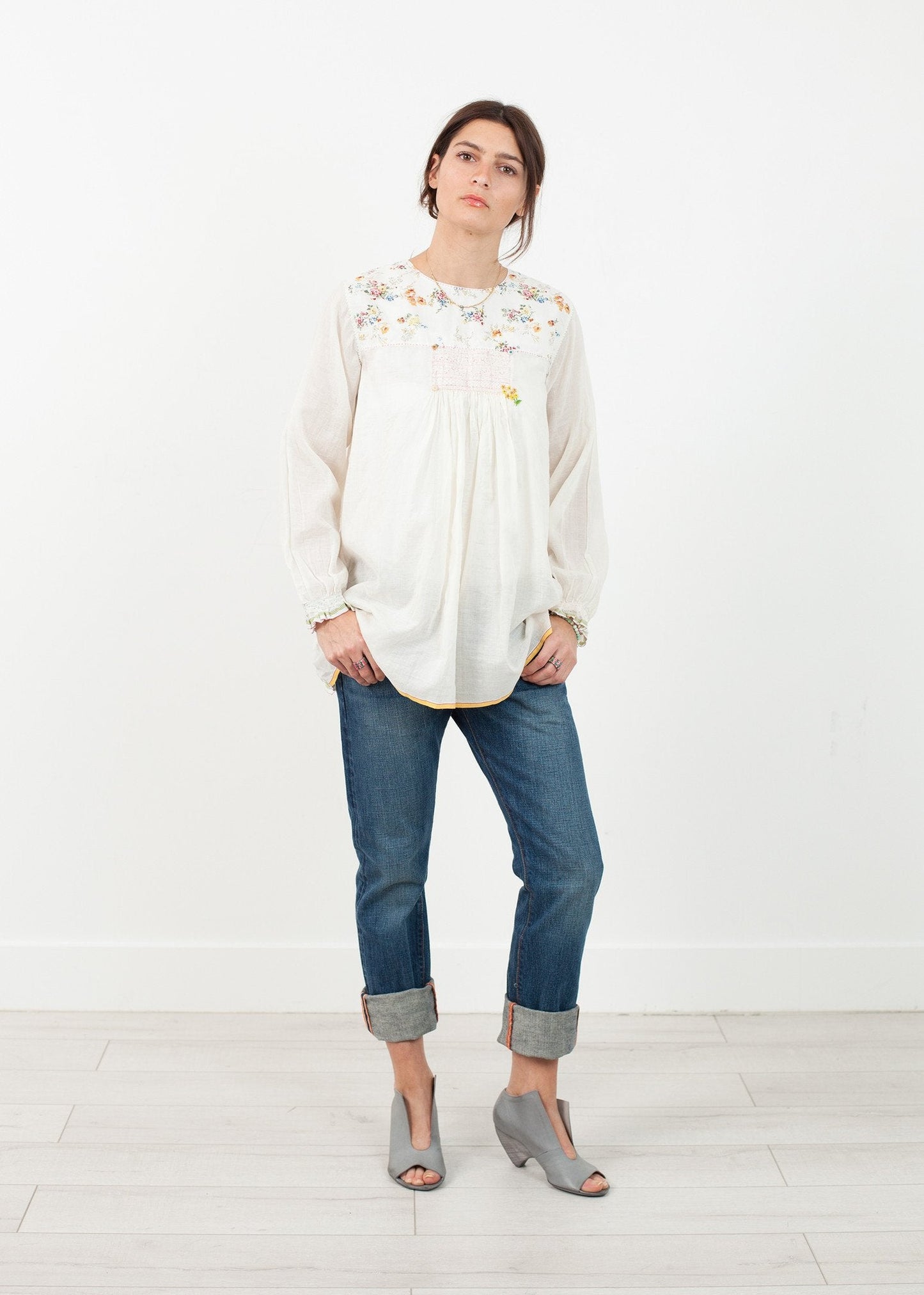 Bauernbluse mit Blumenmuster in Weiß