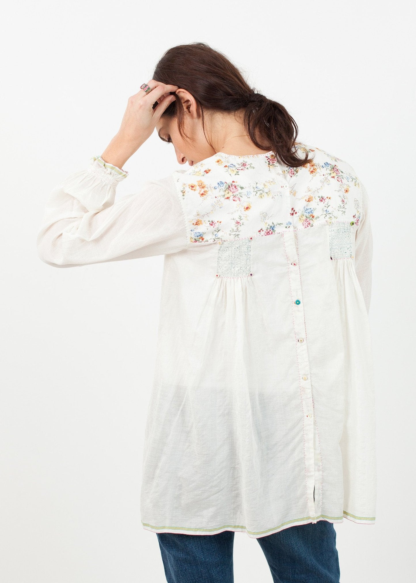 Bauernbluse mit Blumenmuster in Weiß