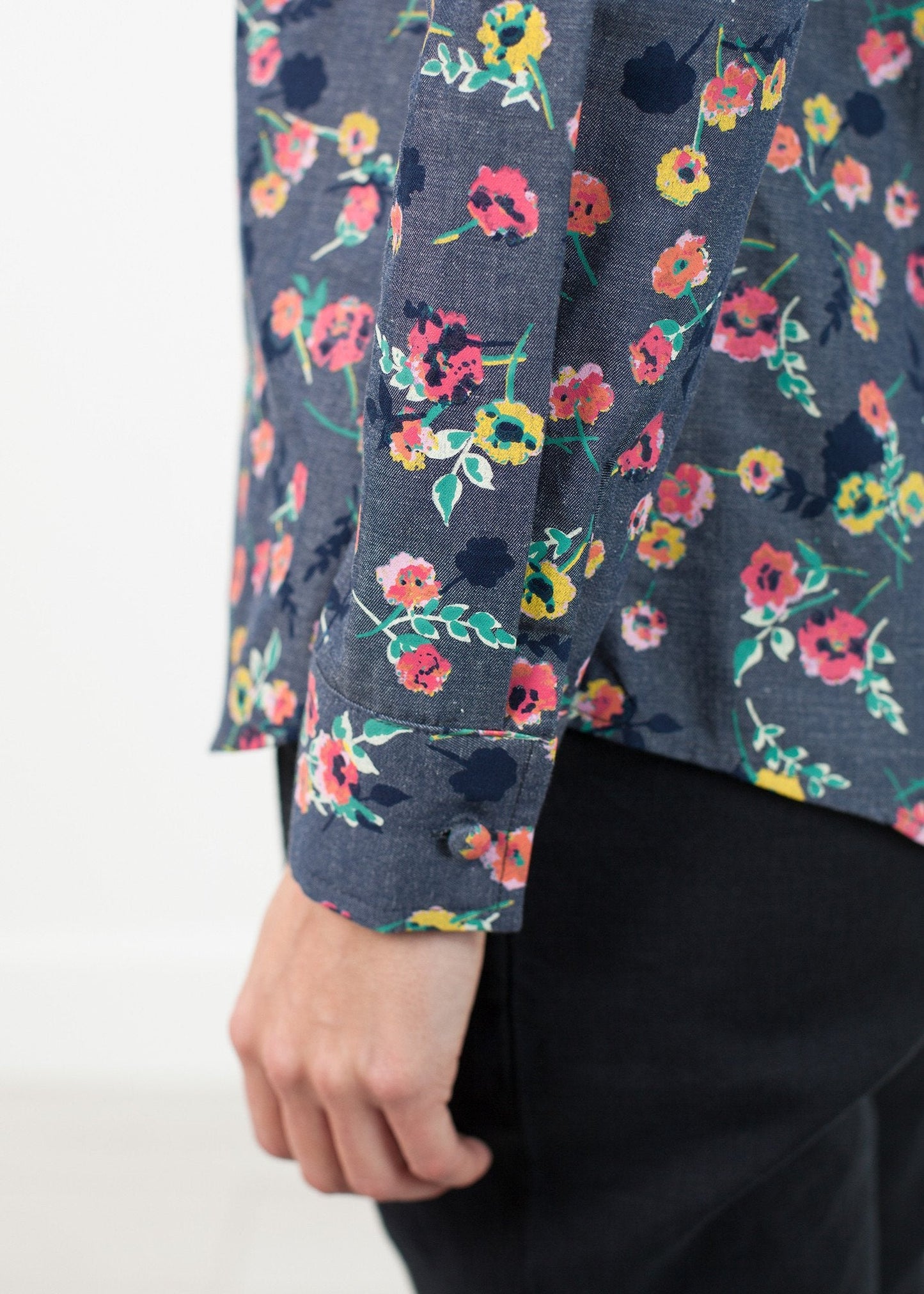 Chemisier à manches longues en noir/fleuri