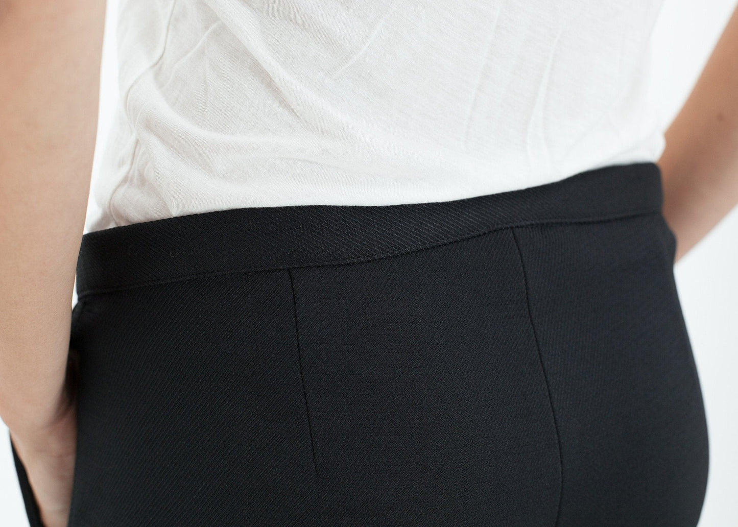 Schmale Hose mit seitlichem Reißverschluss in Schwarz 