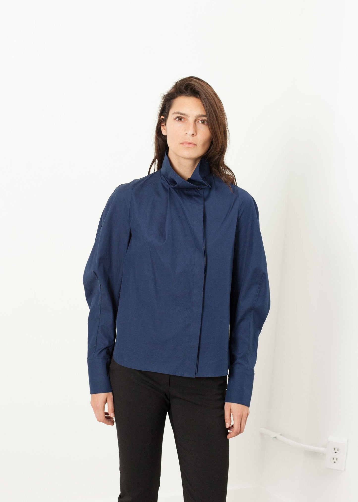 Popeline-Bluse mit vollem Kragen in Marineblau