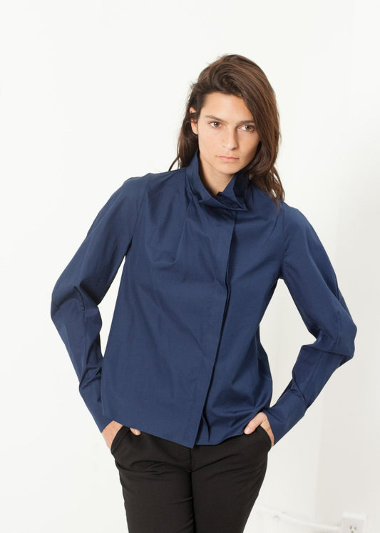 Blusa in popeline a collo pieno in blu navy