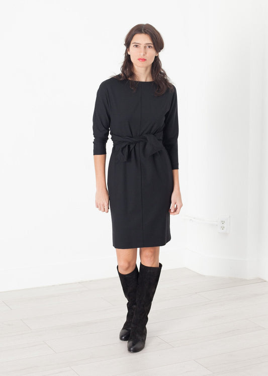 Kleid mit Taillenbund in Schwarz 