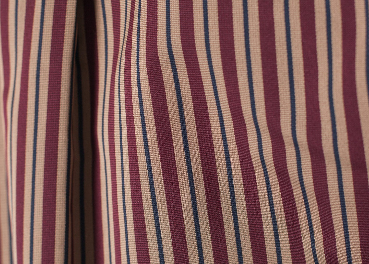 Glanz-Button-Up in Rot/Tan 