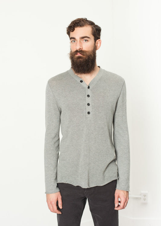 Garbo Henley in grigio