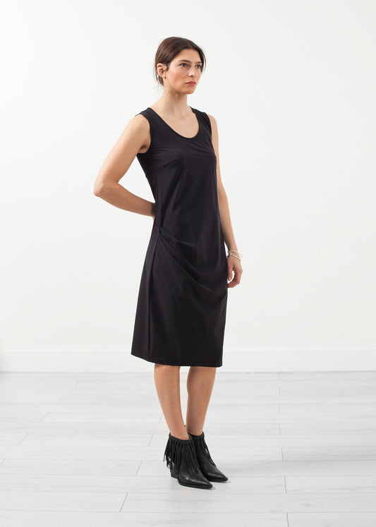 Ärmelloses, tailliertes Kleid