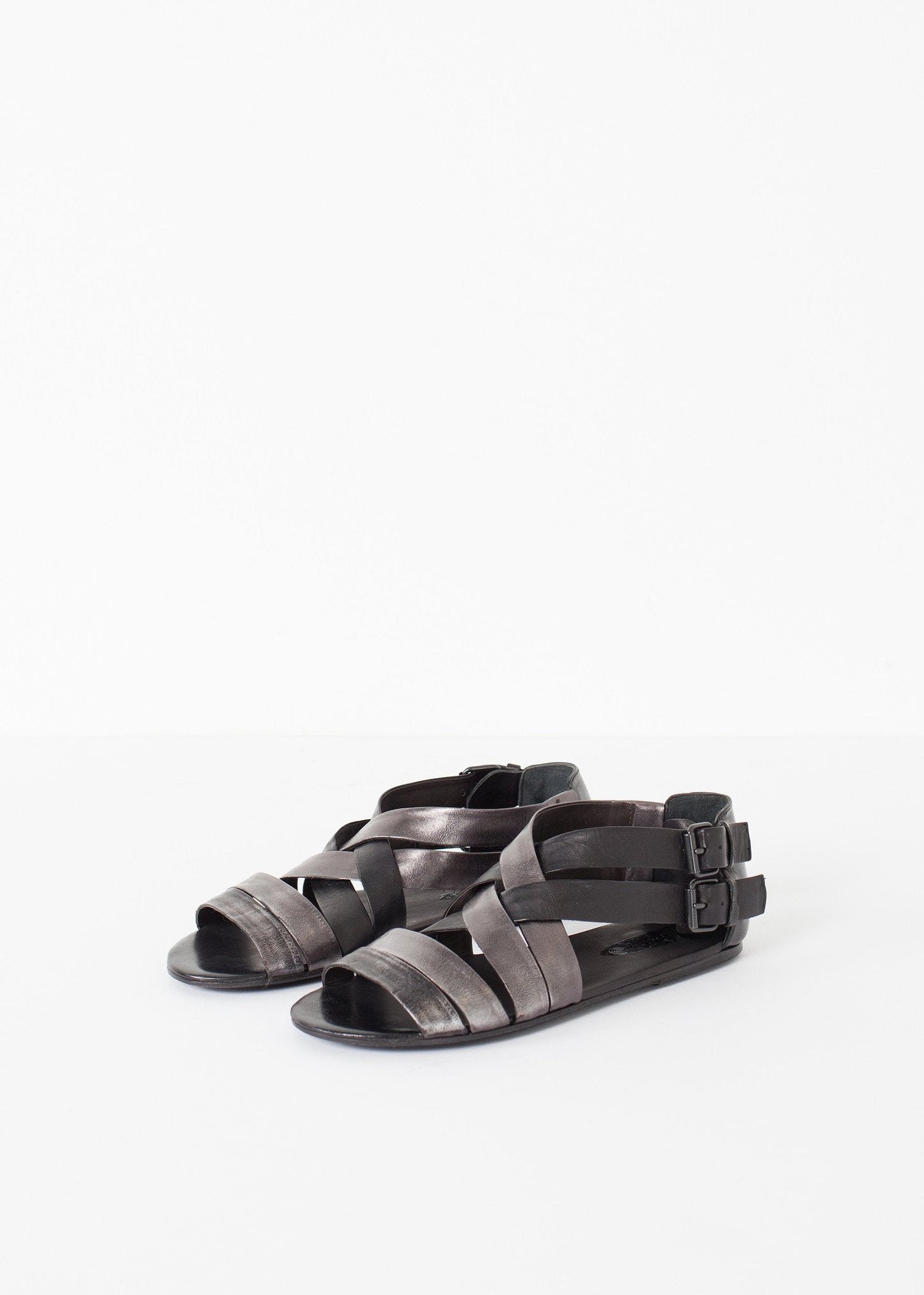Omlott sandal i svart/stål