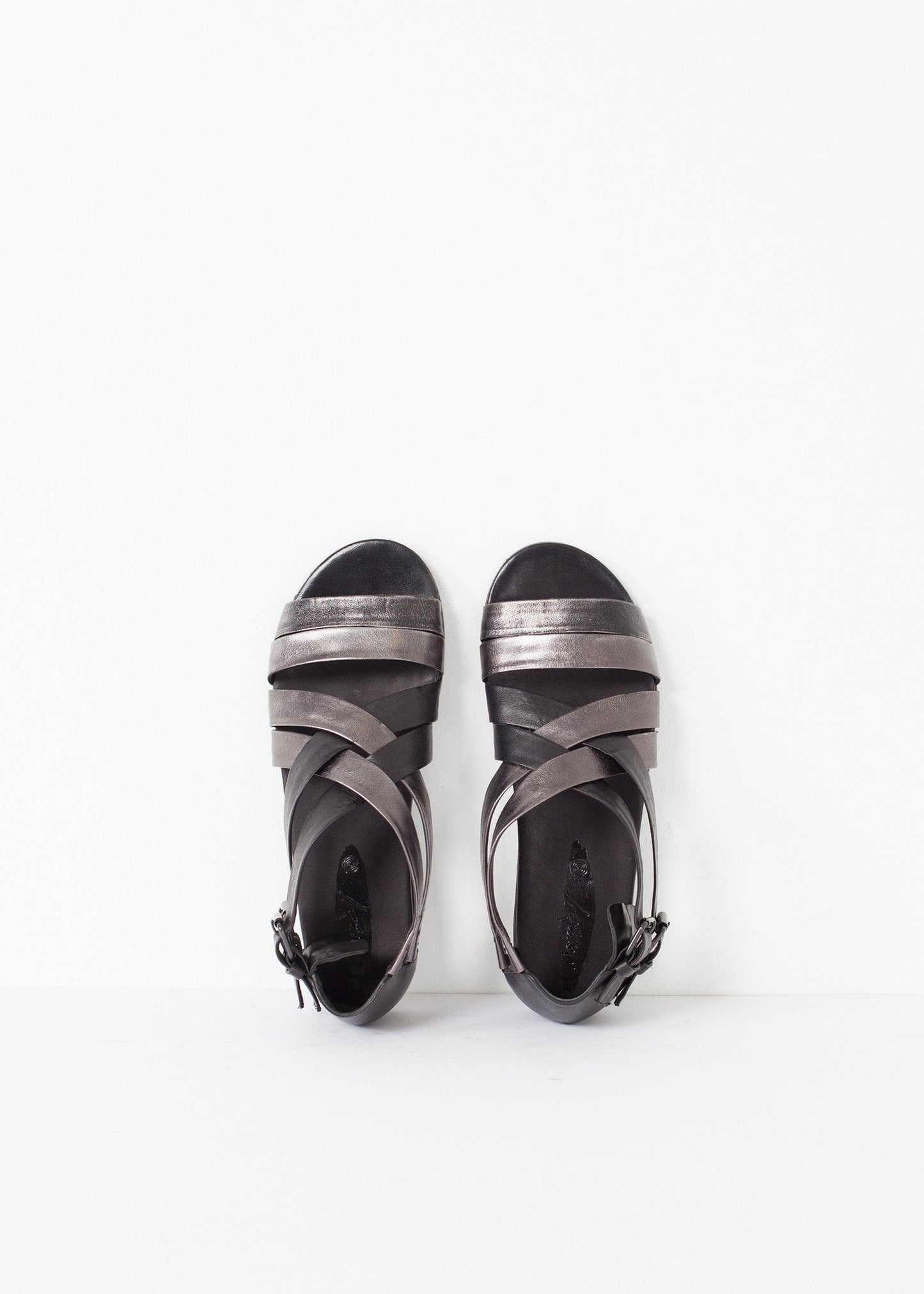 Omlott sandal i svart/stål