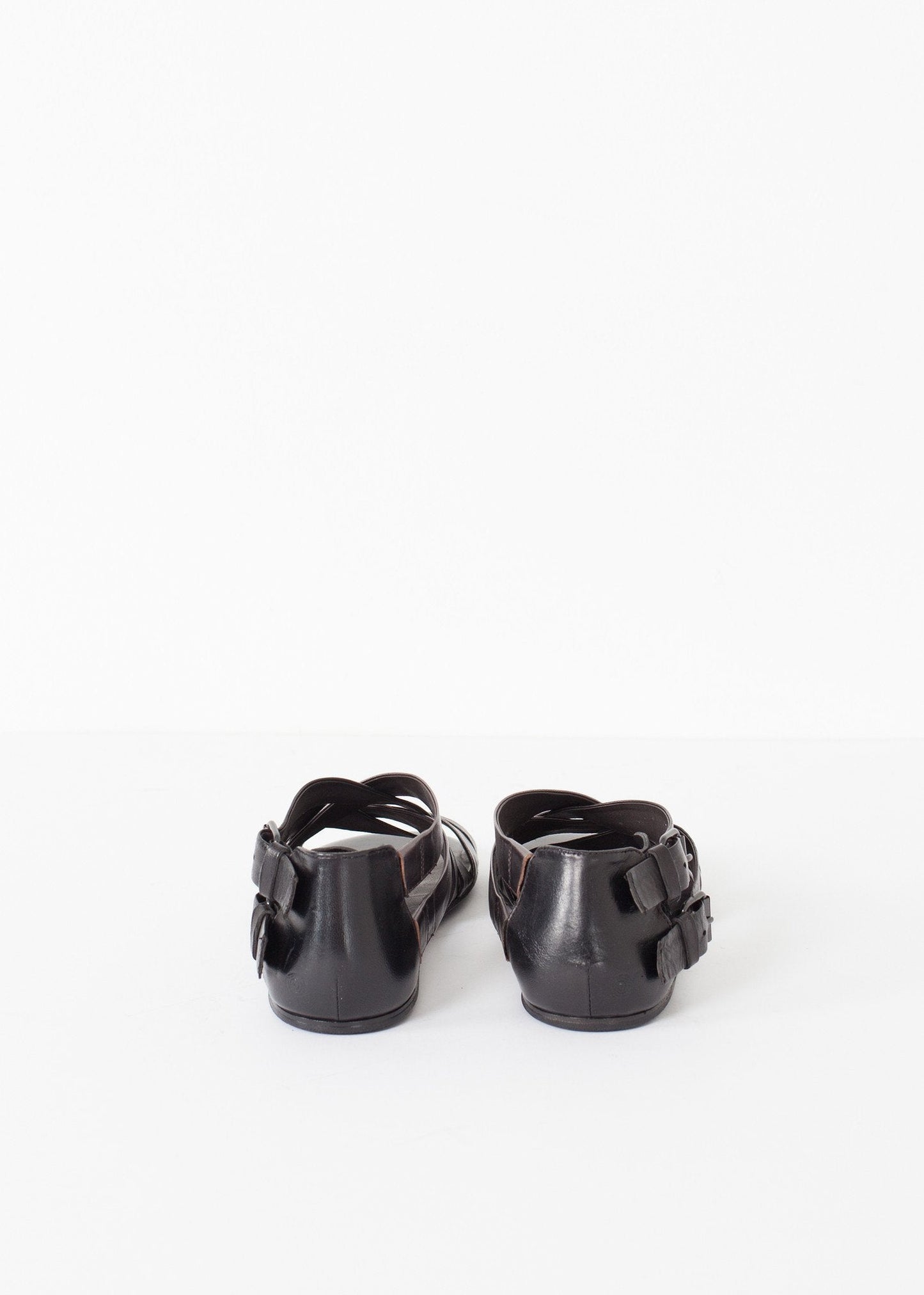 Omlott sandal i svart/stål