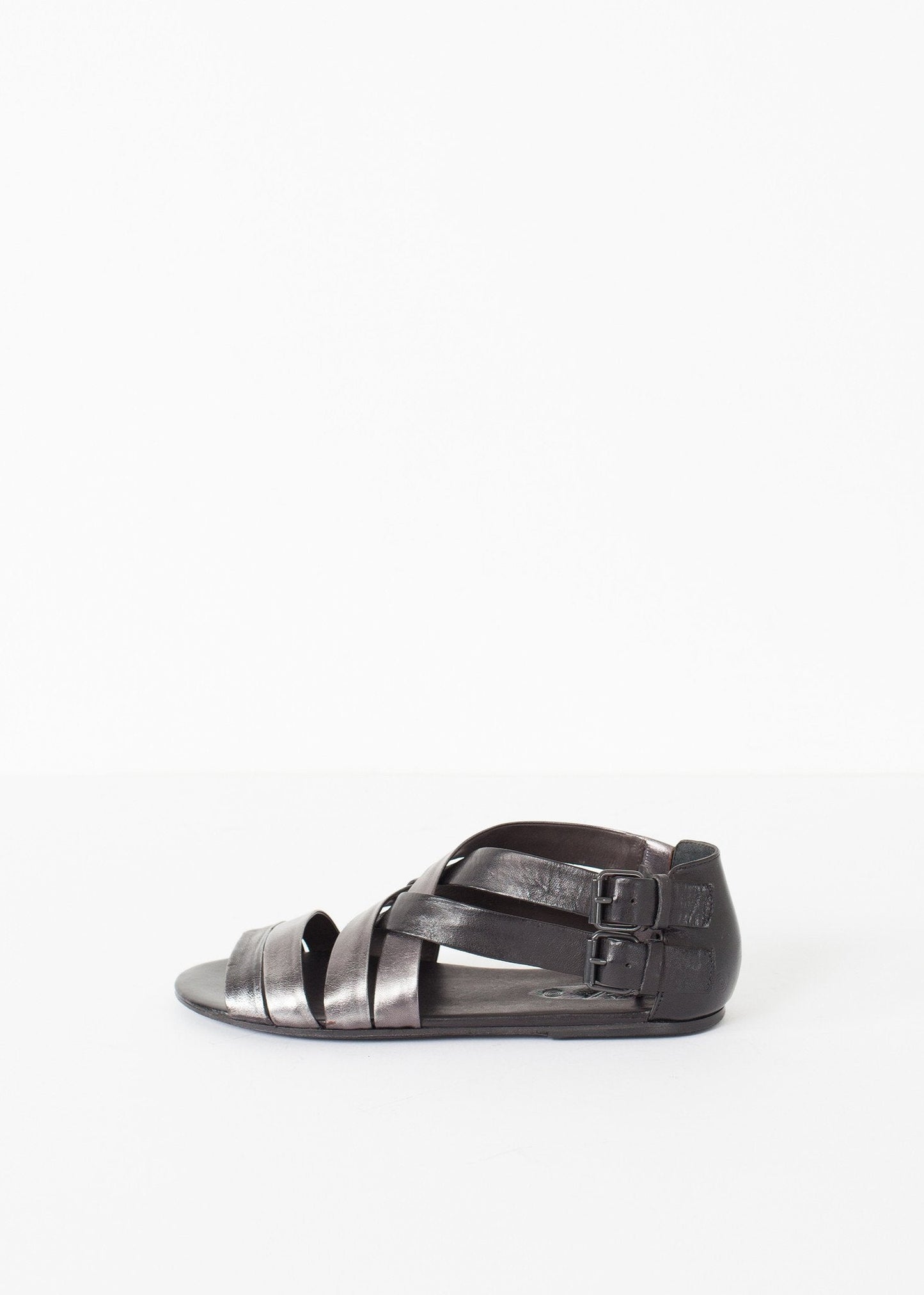 Omlott sandal i svart/stål