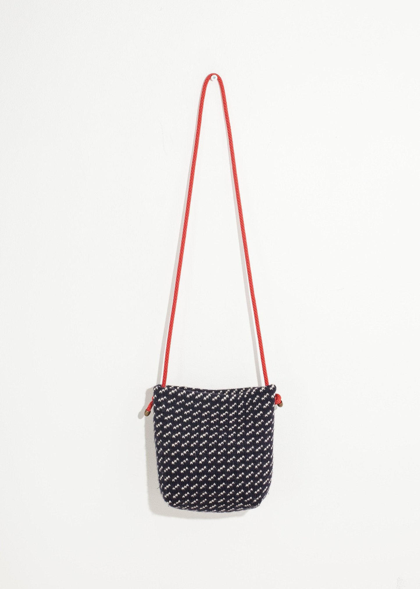 Bolso bandolera de lana en negro/blanco