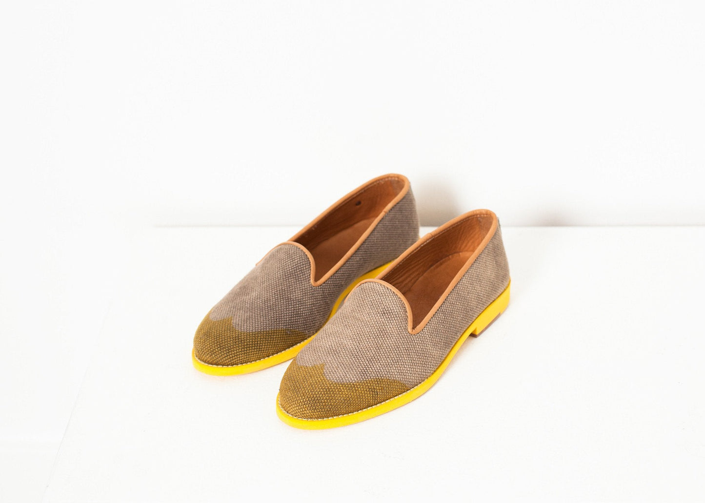 Mocasín con punta de ala en amarillo