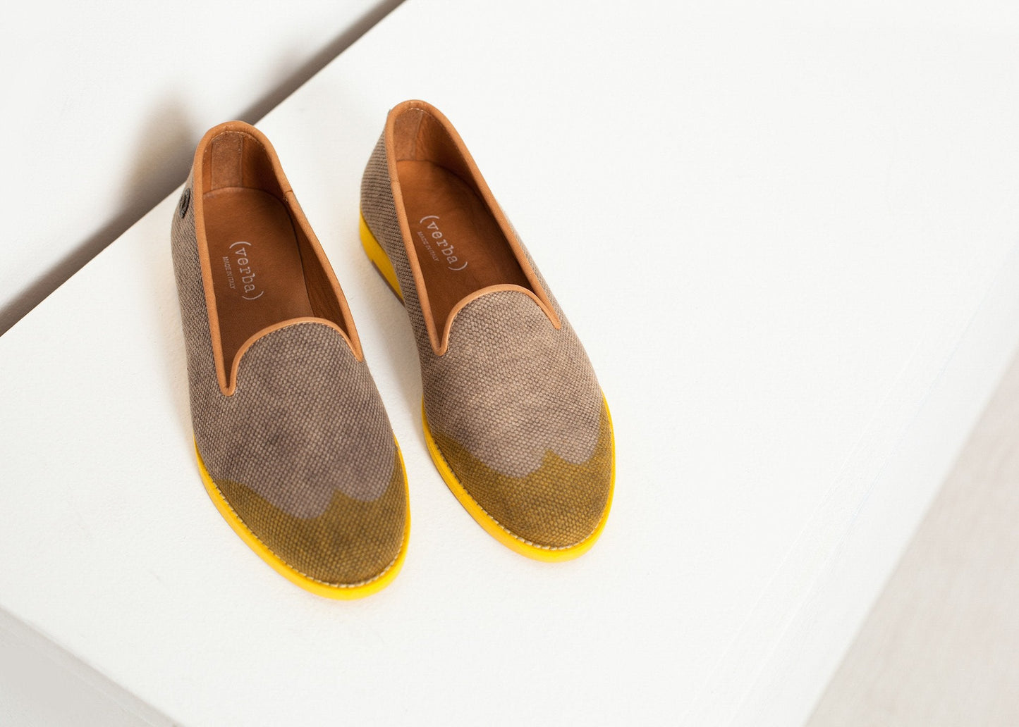 Mocasín con punta de ala en amarillo
