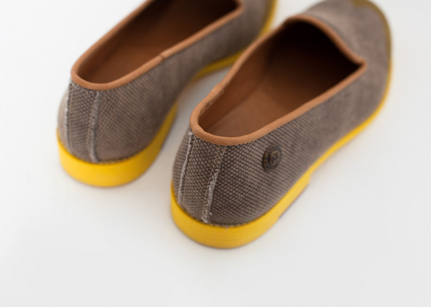 Mocasín con punta de ala en amarillo