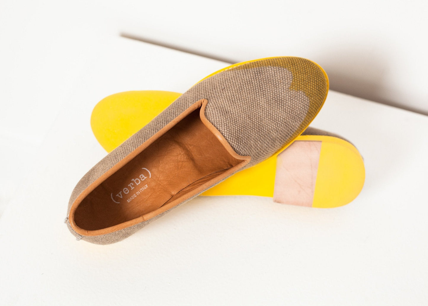 Mocasín con punta de ala en amarillo